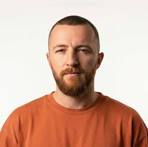 Vali Tronaru – designer grafic și web designer, portret profesional.